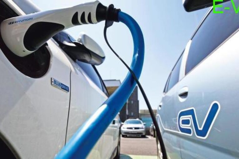 Hero, TVS & Bajaj against NITI Aayog’s EV transition decision 