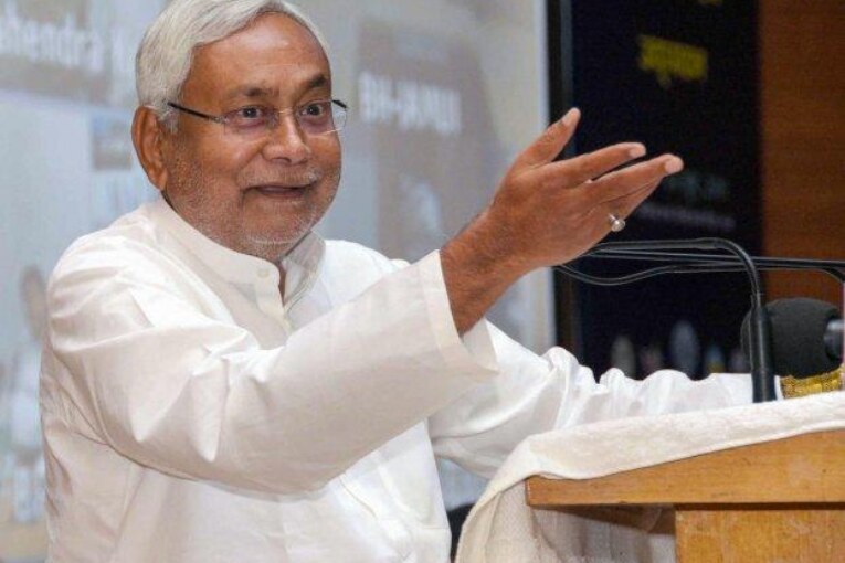 Bihar CM Nitish Kumar reaches assembly by Electric car