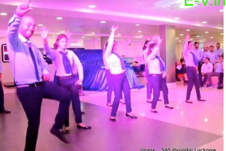 Hyundai Kona electric first delivery celebrated by dancing!