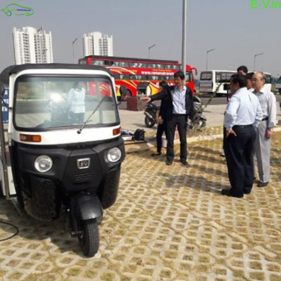 IIT Hyderabad has made an Electric threewheeler with solar panels on