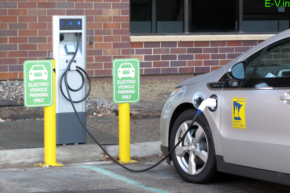 Electric vehicle Charging Station. Electric car charge. Паркинг для электромобилей. Charging Stations for Electric cars. Parking scene