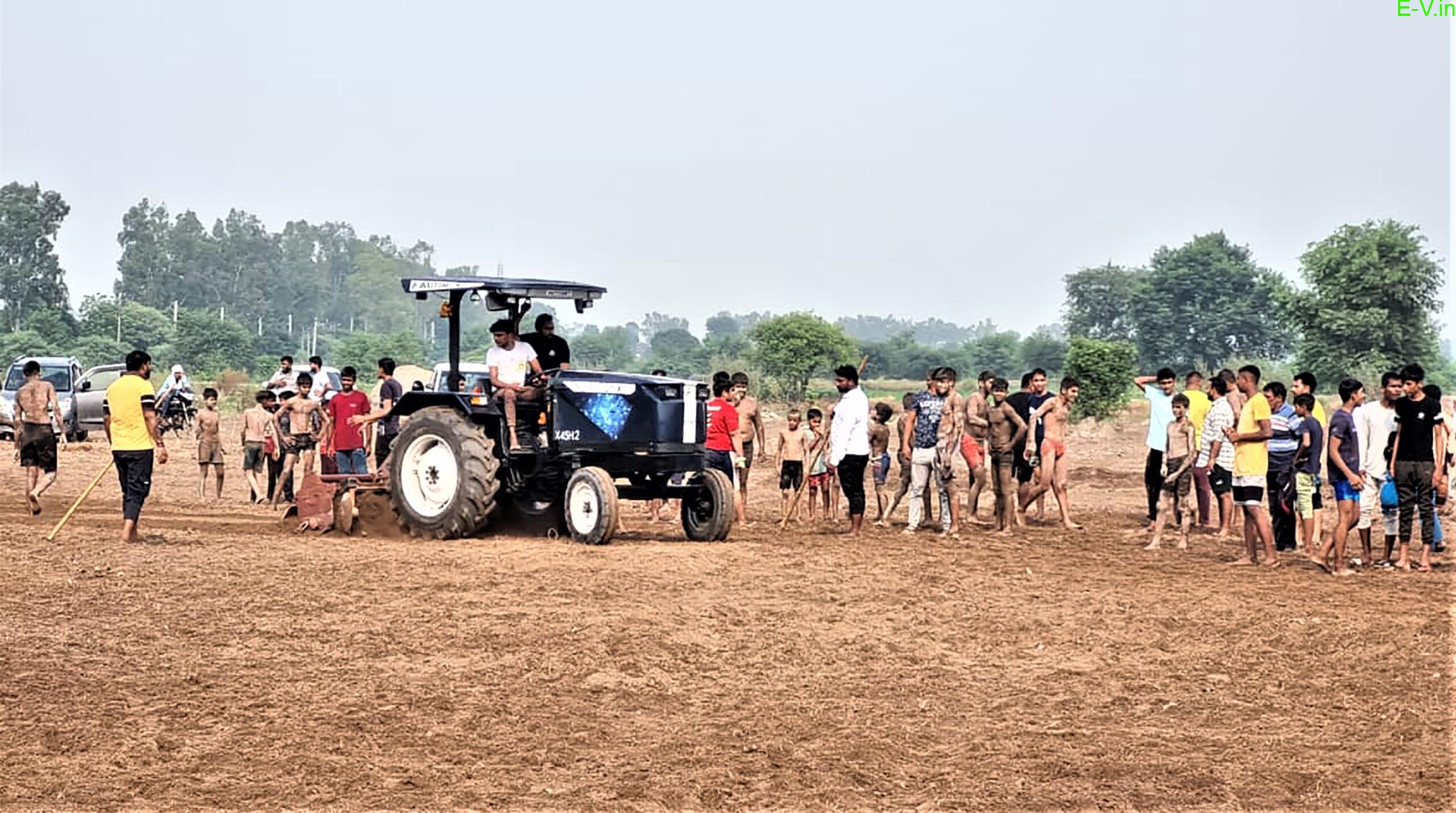 AutoNxt’s electric tractor X45H2 at ‘Dangal’ event2