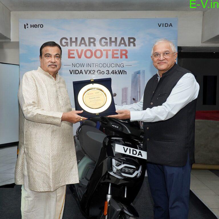 Shri Nitin Gadkari, Hon’ble Minister for Road Transport and Highways, with Mr. Vikram Kasbekar, Chie